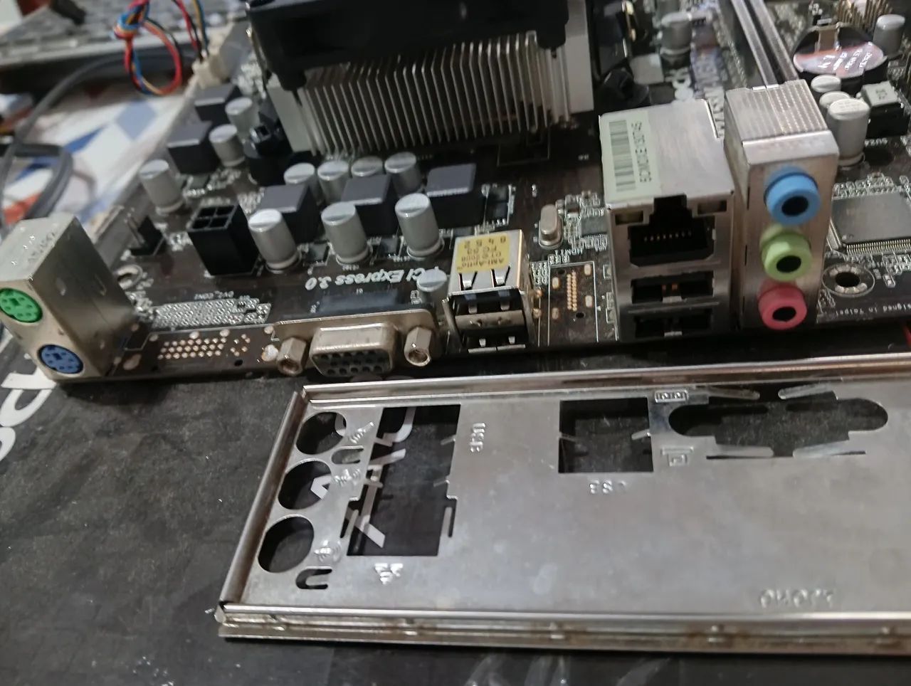 Kit placa mãe Asrock FM2A58M-VG3+ com processador A4 4000 com cooler box perfeita. - Foto 2
