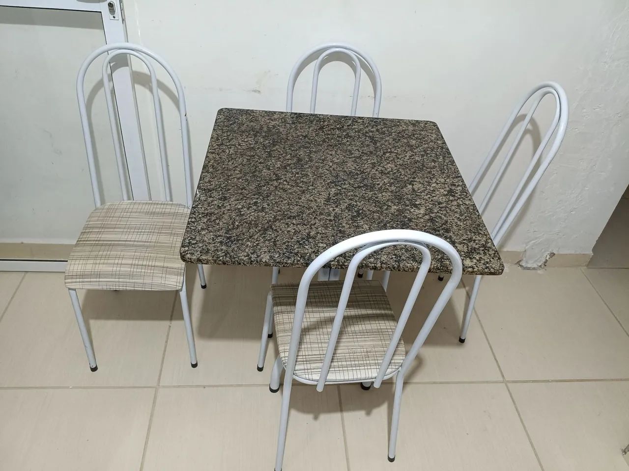 Mesa Tampo de mármore com 4 cadeiras  - Foto 2