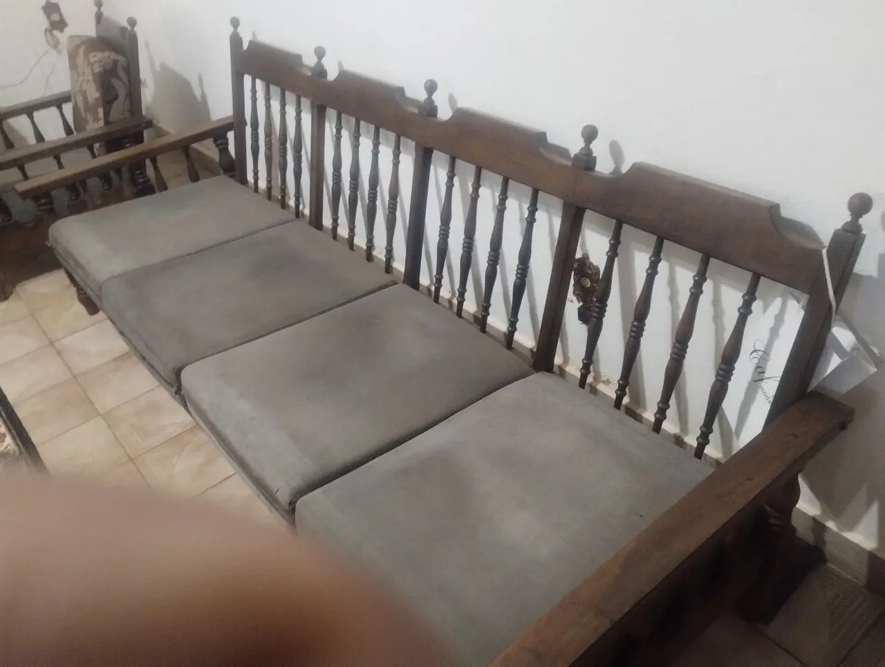 Conjunto sofá de madeira maciça, madeira canela 4 lugares e duas poltronas   - Foto 5