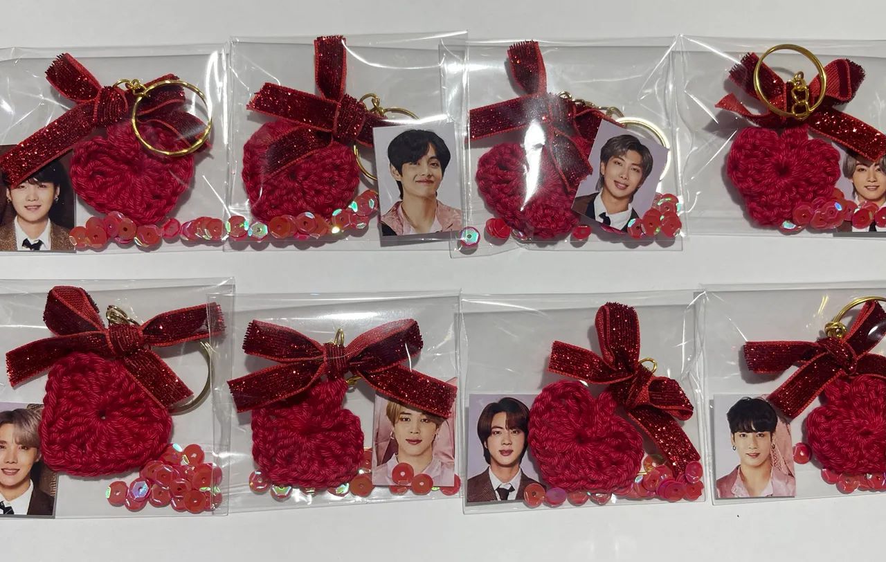 BTS - Chaveiro de crochê + adesivo + brilho