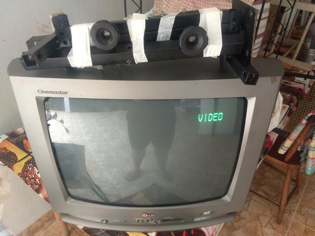 Vendo TVs tubo c/ suporte e conversor - Foto 2