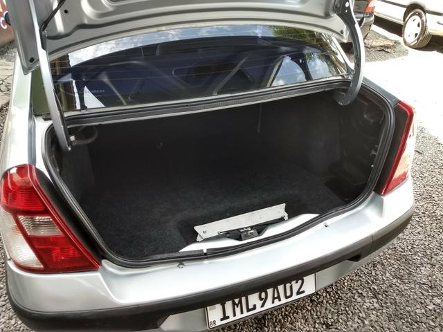 Clio sedan Privilege 1.0 completo ano 2005 - Foto 17