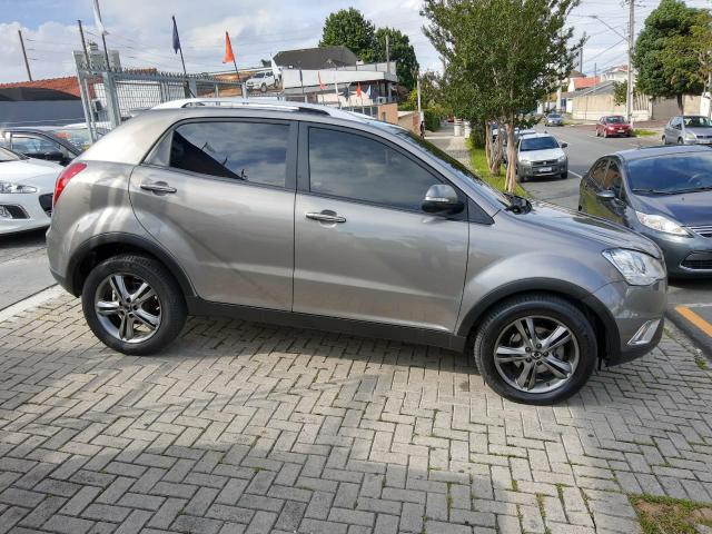 Korando 2.0 diesel aut 4x4 com teto - Foto 4