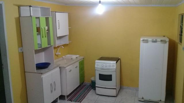 Kitnet mobiliada em Araucária livre de água e luz - Foto 2