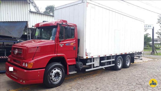 MERCEDES BENZ 1620 COM BAÚ ANO 2005