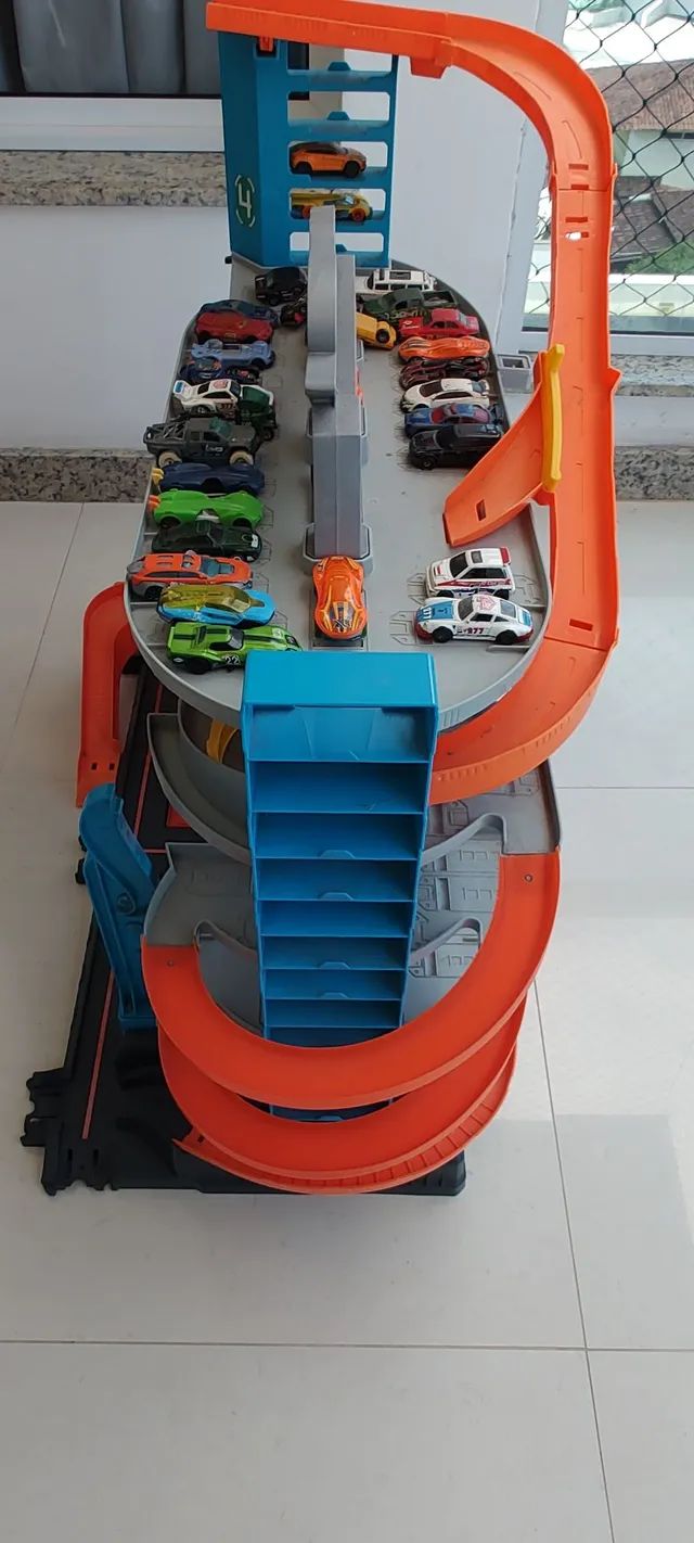 Hot Wheels City Ultimate Garage com Ataque de Tubarão