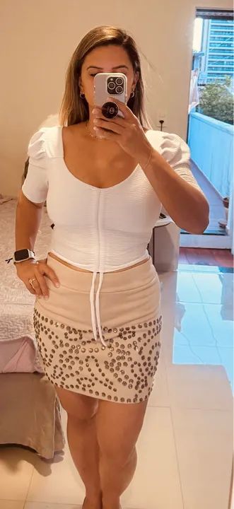 Conjunto Cropped Branco e Saia Bege com Pedrarias - Foto 2
