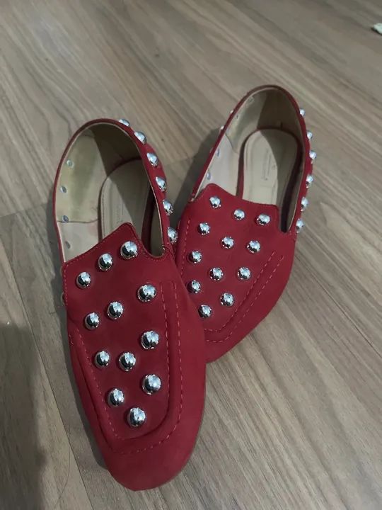 Sapatilhas Vermelhas com Detalhes em Metal