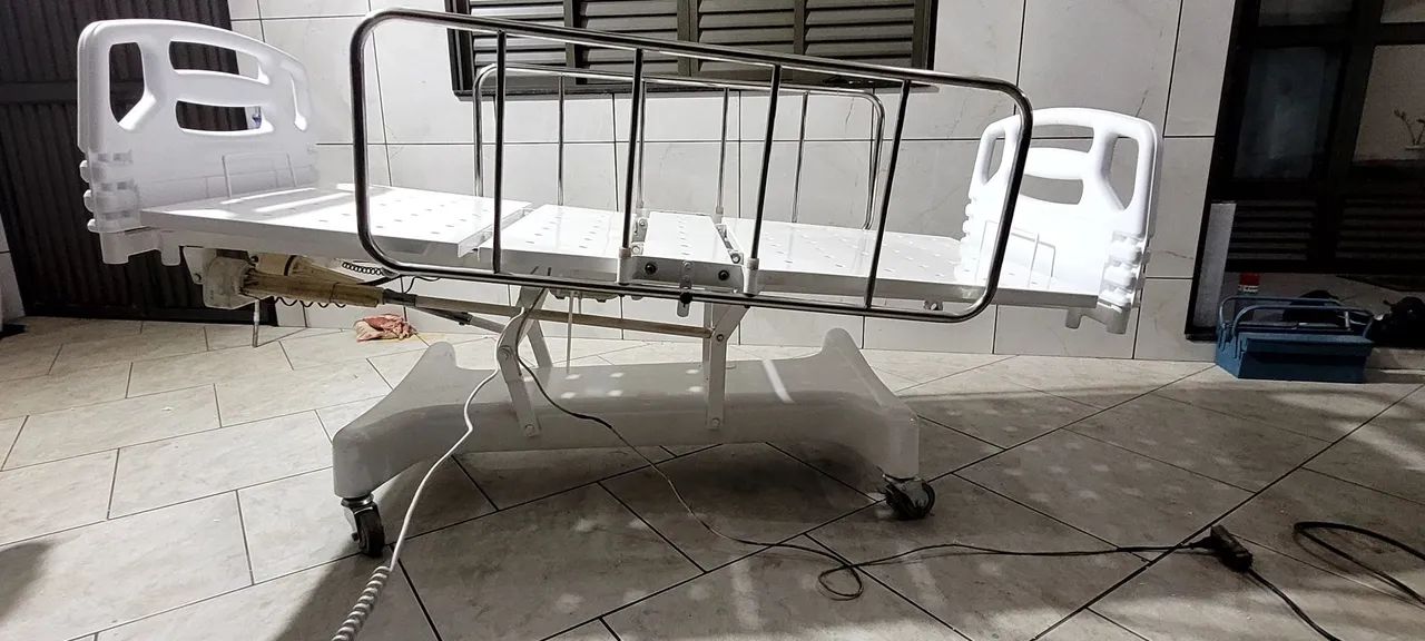 Cama hospitalar elétrica vira poltrona 