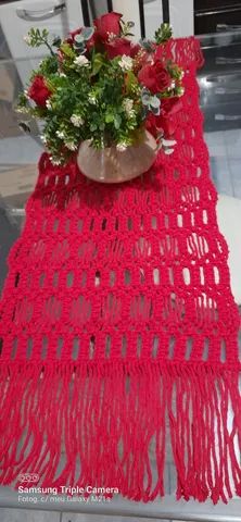 Trilho de mesa vermelho em macrame - Foto 2