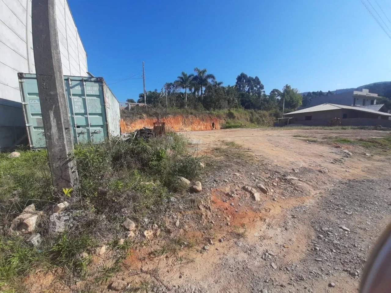 Terreno de 611m² com Potencial para Galpões e Kitnets - Frente para Duas Ruas em Diferente