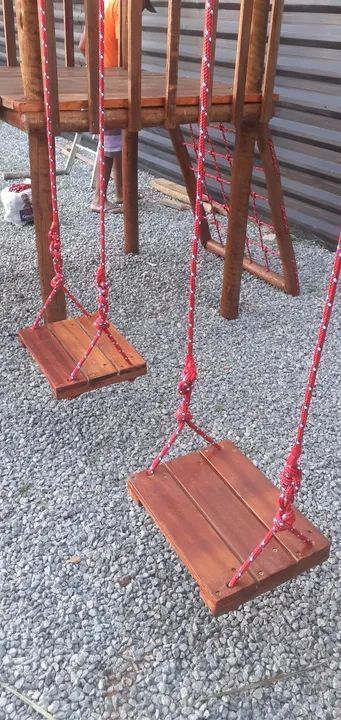 Playground de madeira com balanço e escorregador