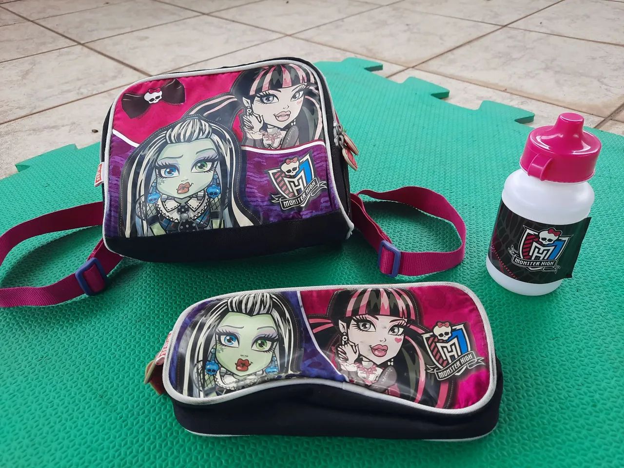 Lancheira Monster High e estojo e garrafa. - Foto 4