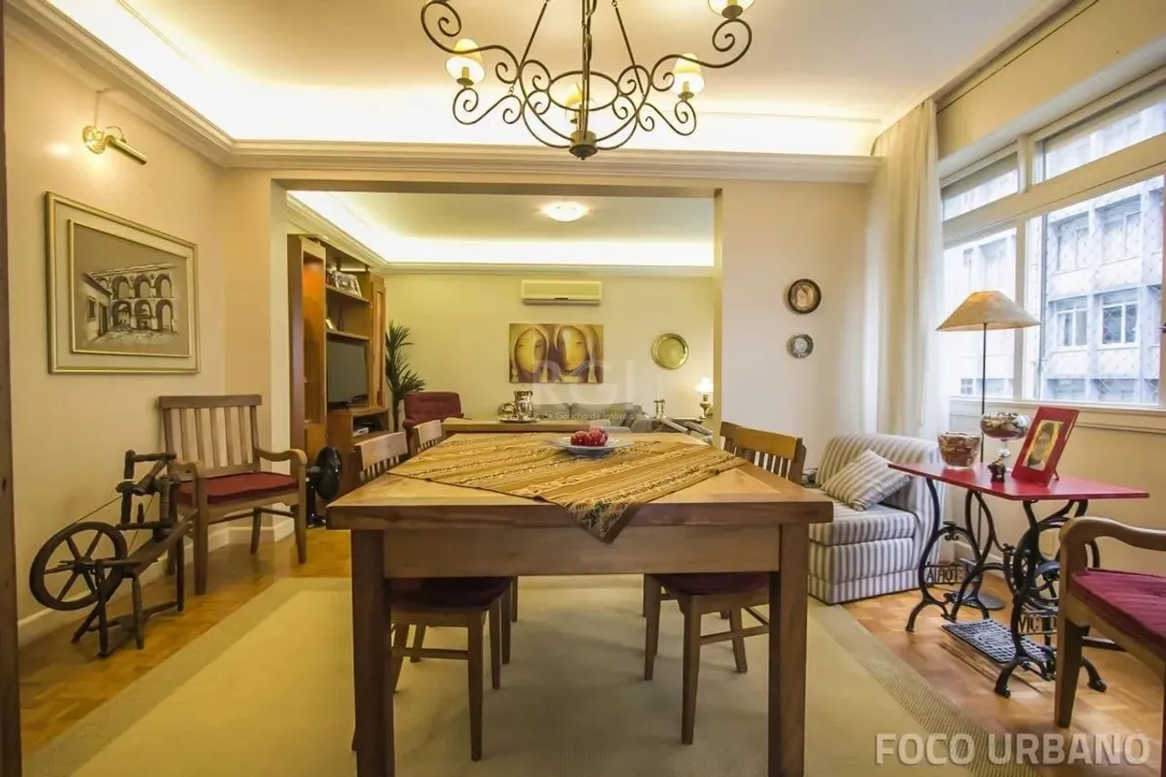 Apartamento 4 dormitórios Independência, todo reformado, possui 1 suíte, banheiro social e