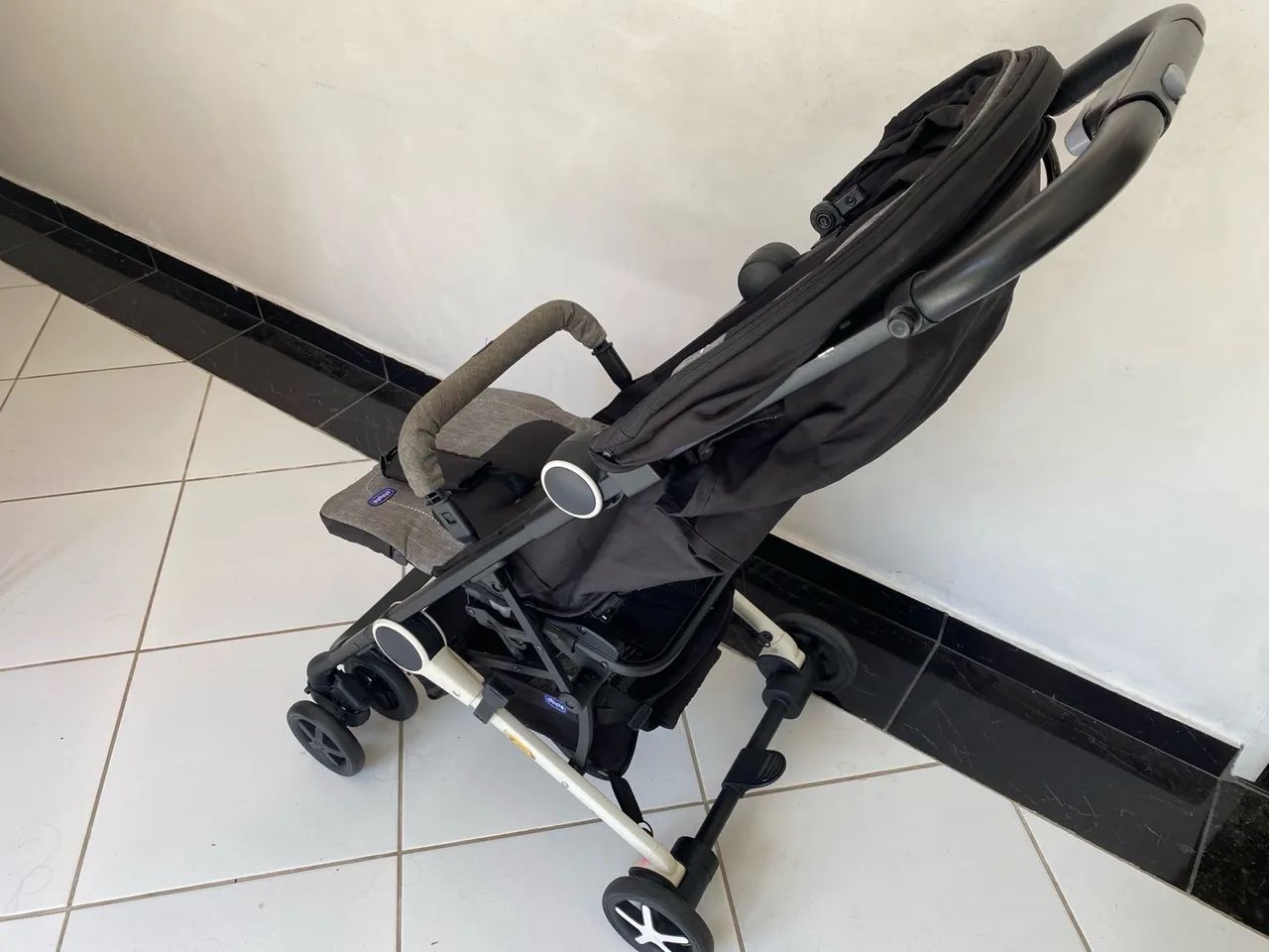 Carrinho de Bebê Dobrável e Leve (Chicco Miinimo2 Black Night)  - Foto 2