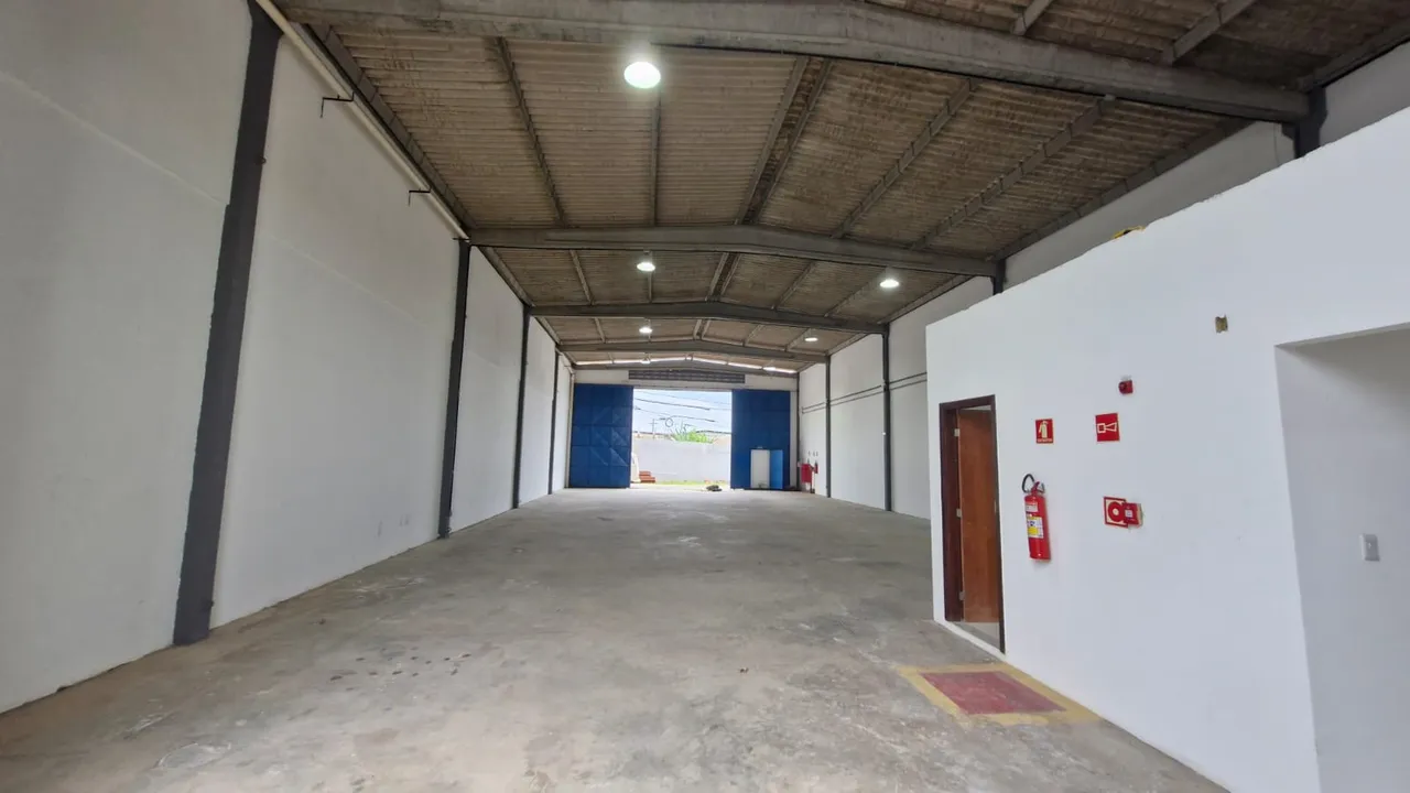 Imóvel para aluguel possui 380 metros quadrados em Vila de Abrantes (Abrantes) - Camaçari