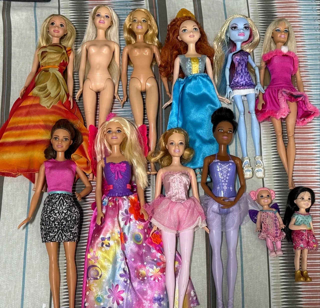 LOTE Barbie Monster High Disney bonecas e acessórios pets