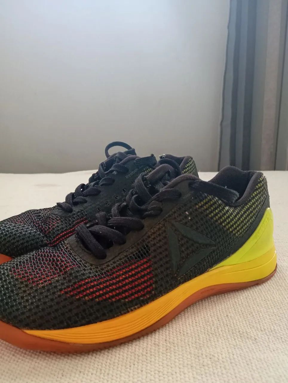 Tênis Reebok CrossFit Nano 7 - Preto com Detalhes Amarelo e Vermelho - Foto 4