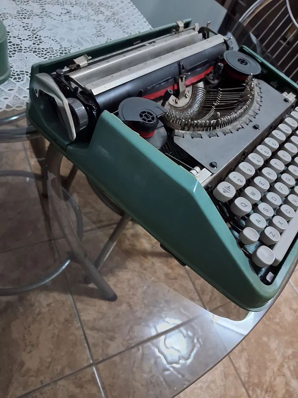 Máquina de escrever Olivetti. Anos 8064286078540929123