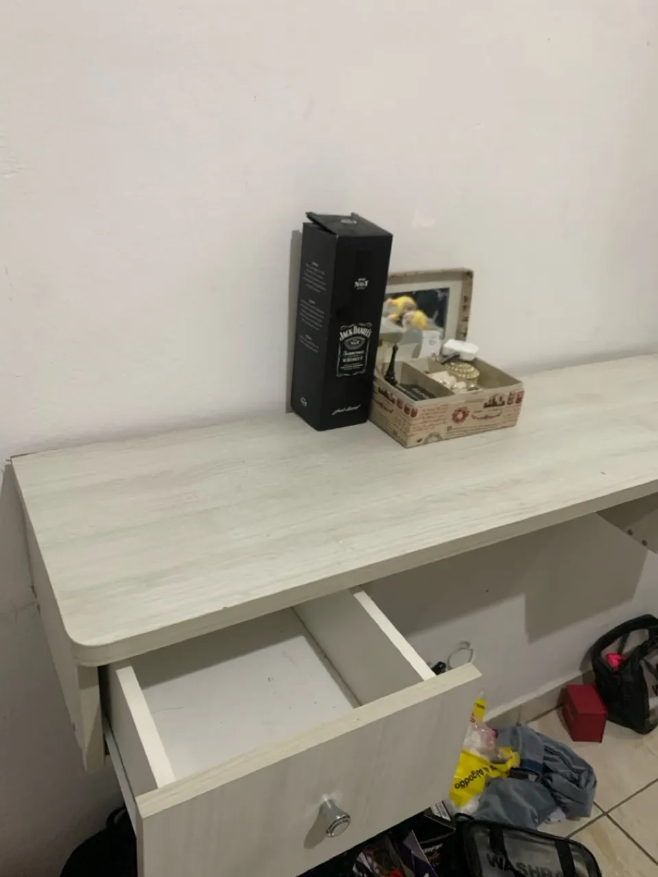 Escrivaninha com gaveta