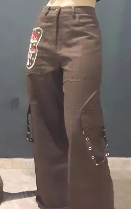 Calça fairycore  estilo cargo com bordado de cogumelo - Foto 4