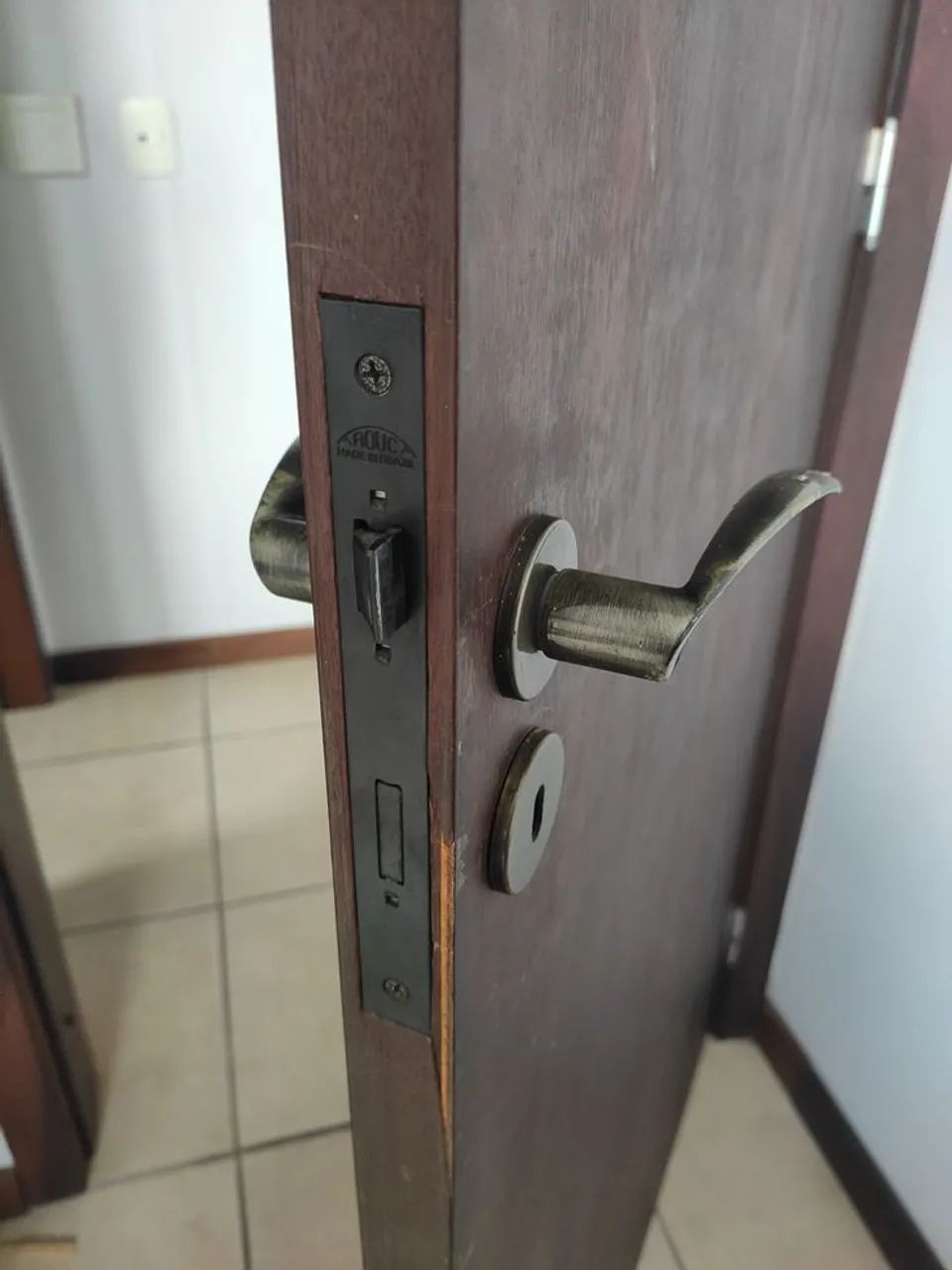 Instalação de portas, porta, janela, marcenaria 