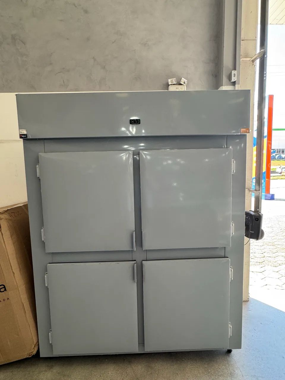 Cervejeira 4 portas 2030 litros com prateleiras inox nova 