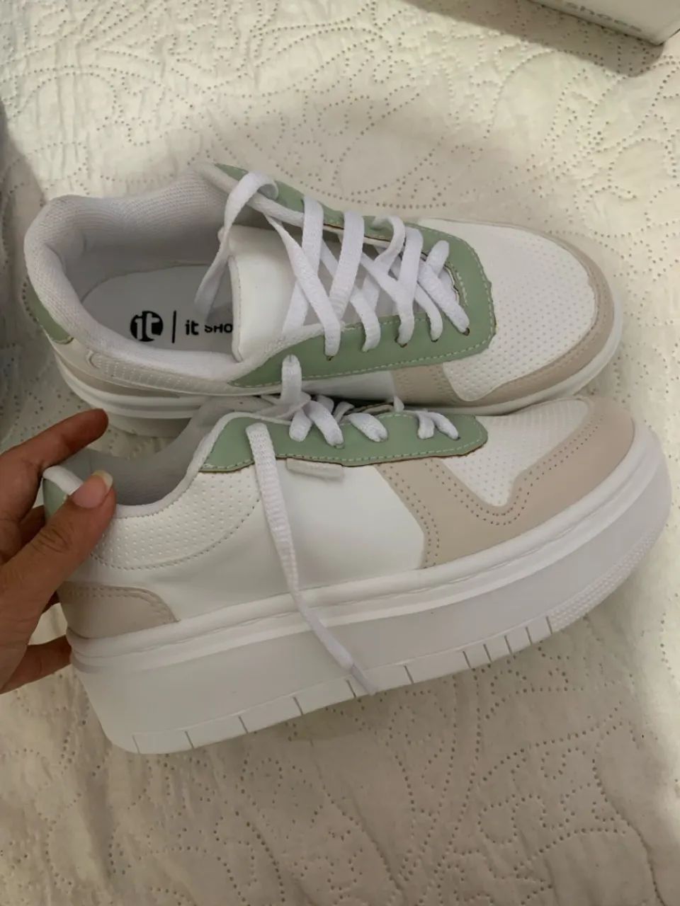 Tênis plataforma branco com detalhes em verde e bege - Foto 4