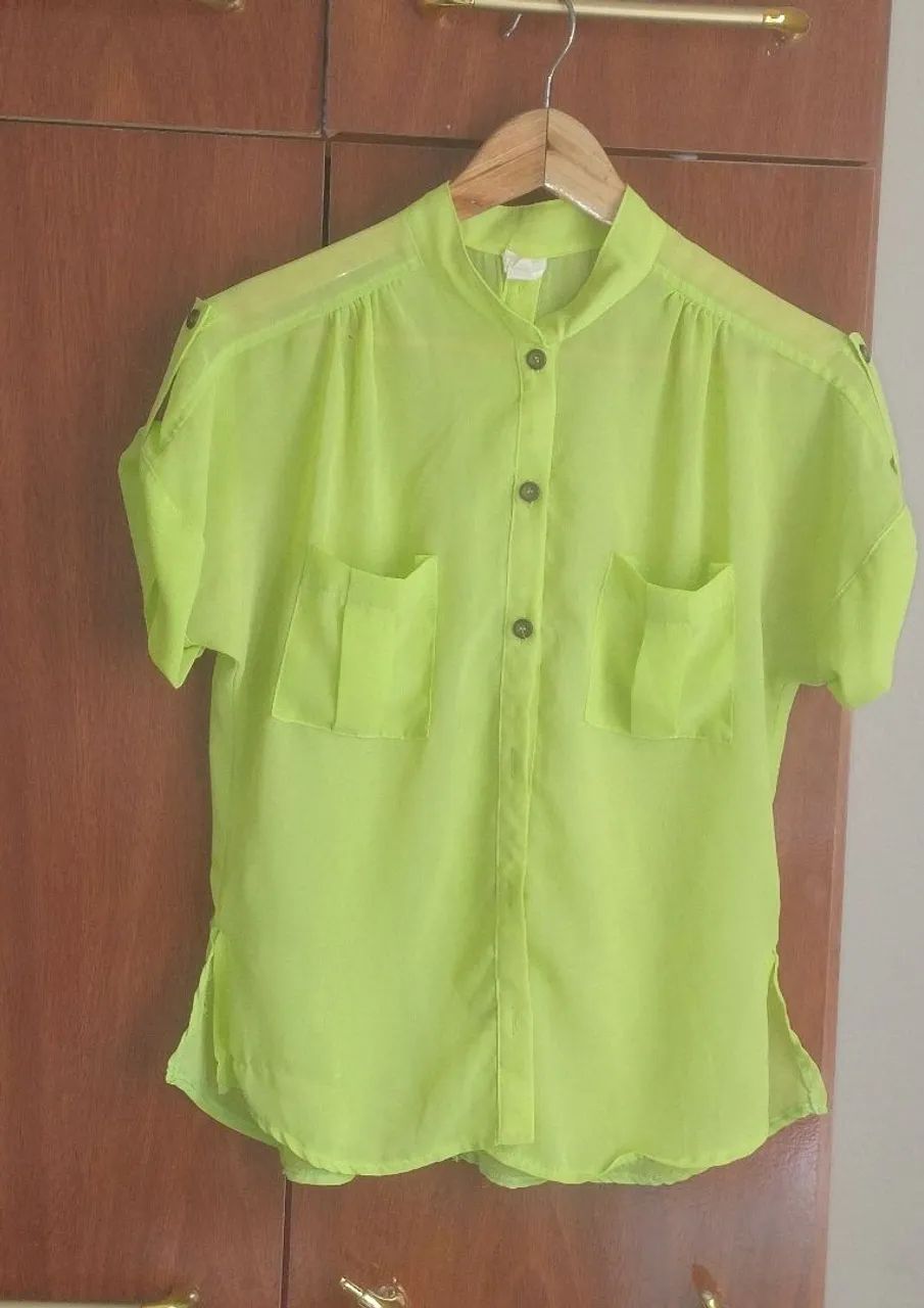 Camisa verde neon com design moderno