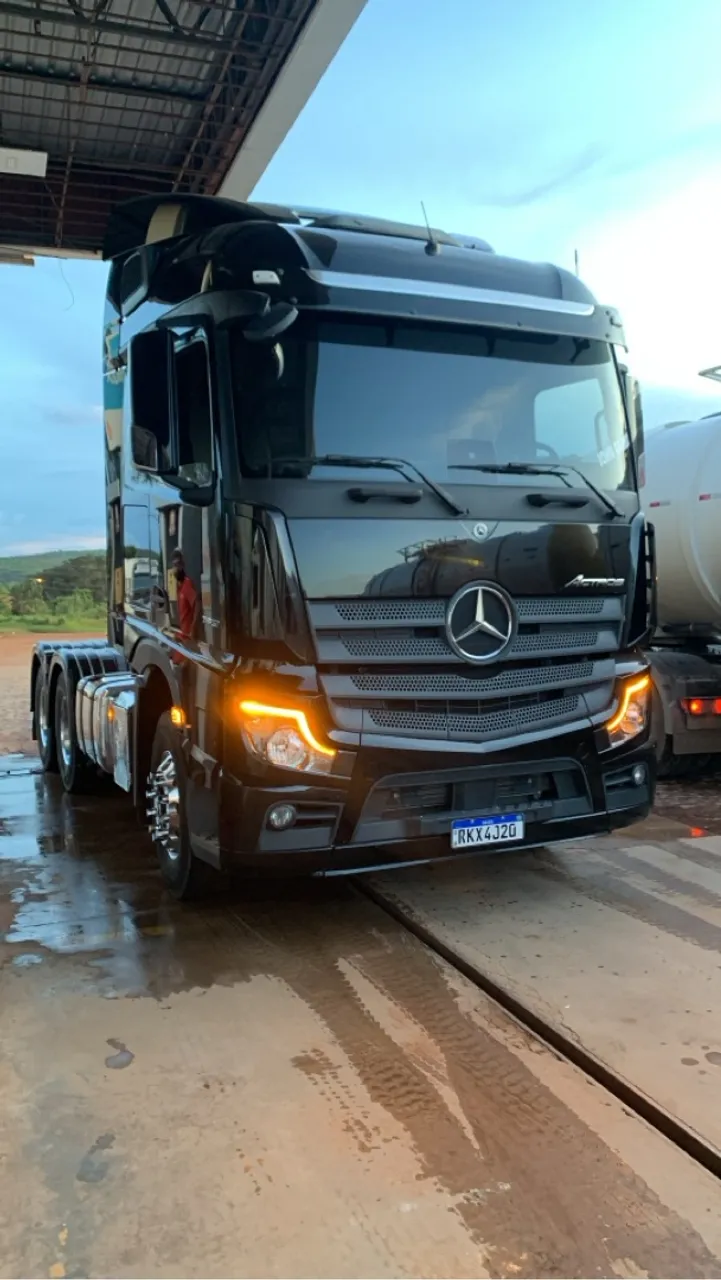 Caminhão Mercedes Benz