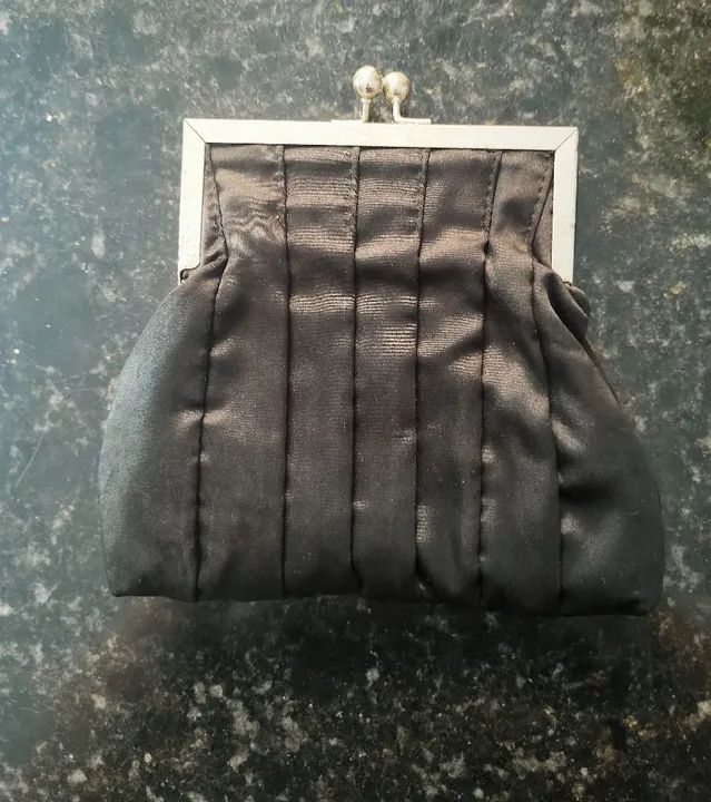 Bolsa de mão preta cetim com detalhes em strass - Foto 2