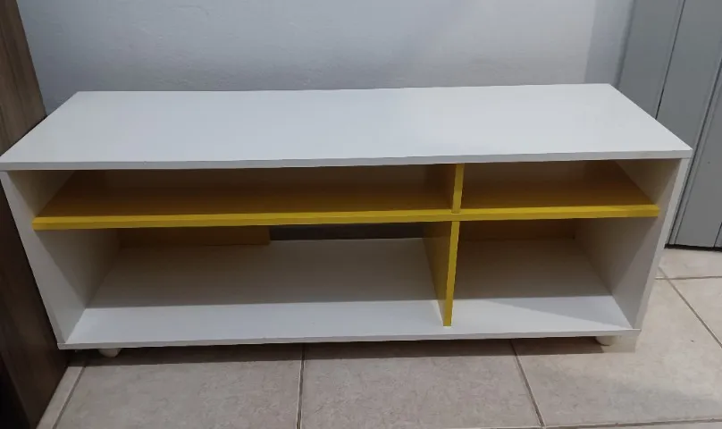 Rack Branco e Amarelo Bem Conservado