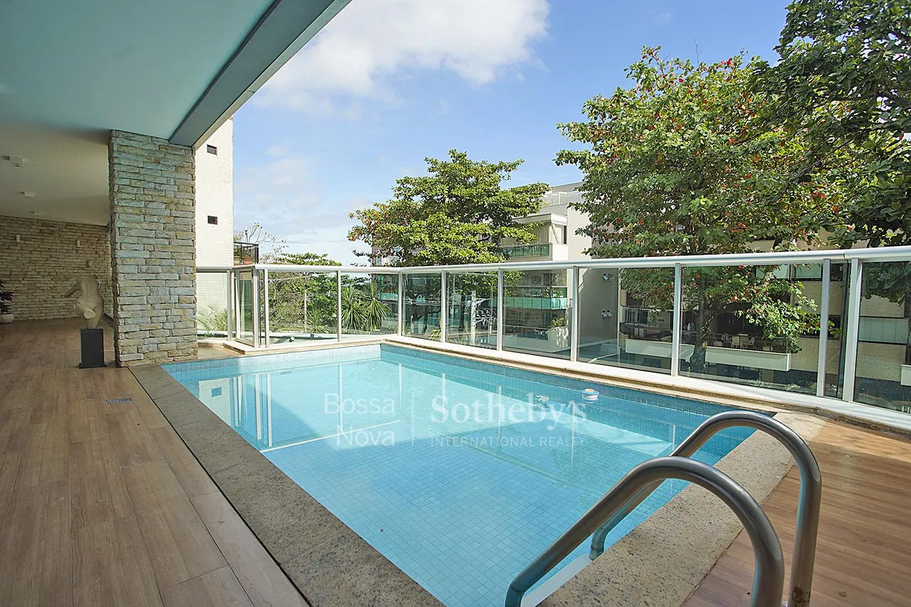Apartamento com piscina na quadra da praia