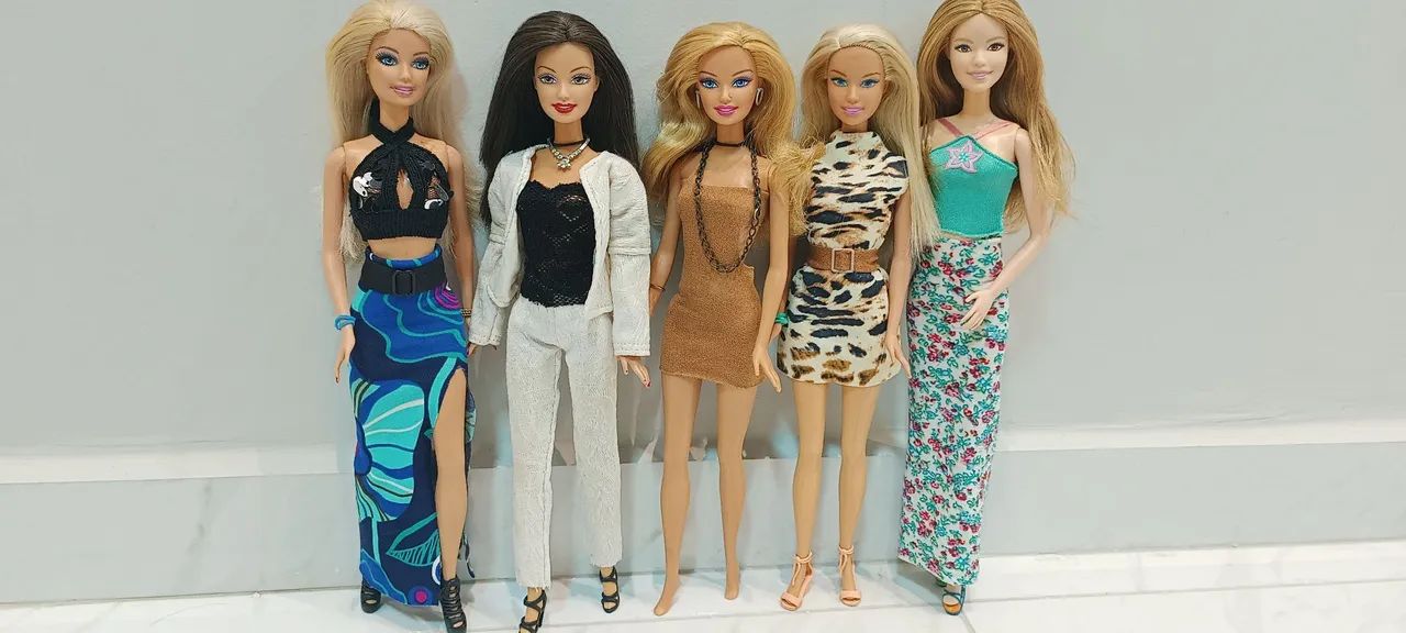 5 Bonecas Barbie - Diversas Roupas e Acessórios