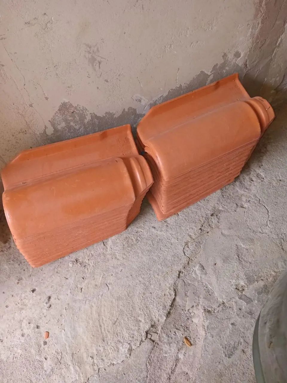 Telhas e cumeeira de cerâmica para telhado envernizada.