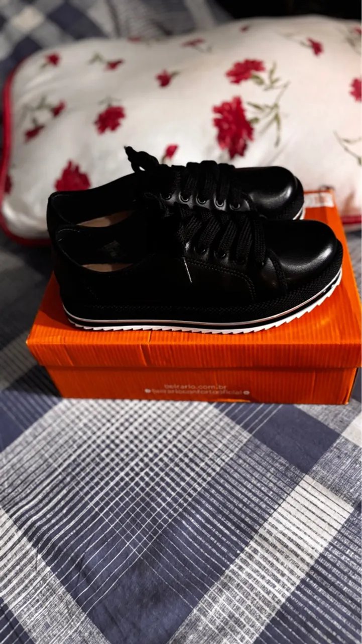 Tênis preto casual novo