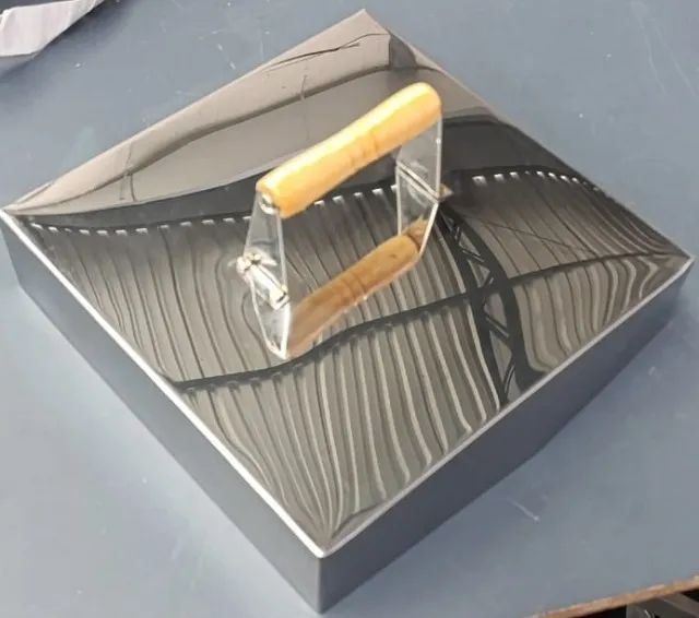 Tampa Abafador de Churrasco e Lanche 30x30cm em Aço Inox Novo Cabo de Madeira