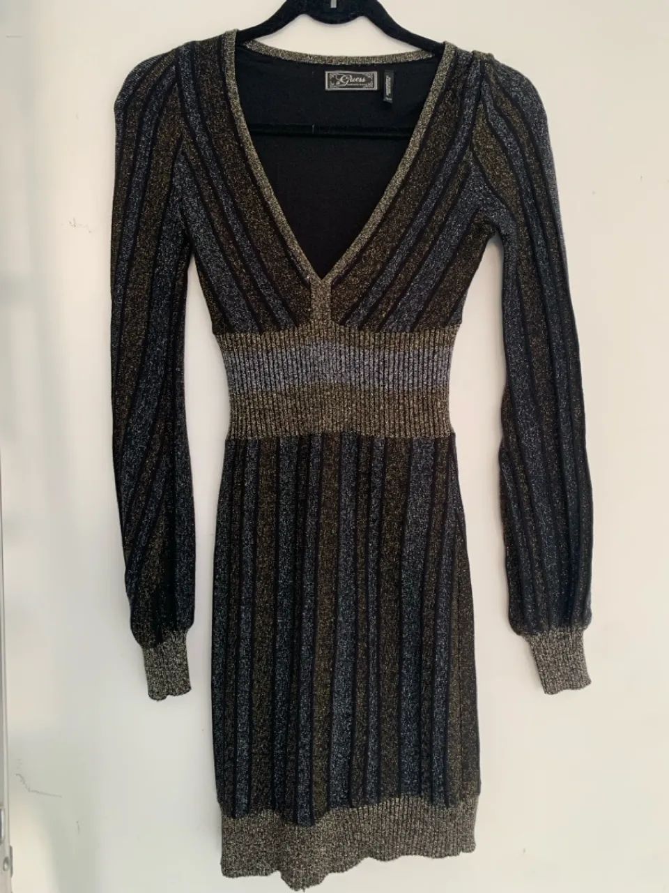 Vestido Guess com brilho e manga longa