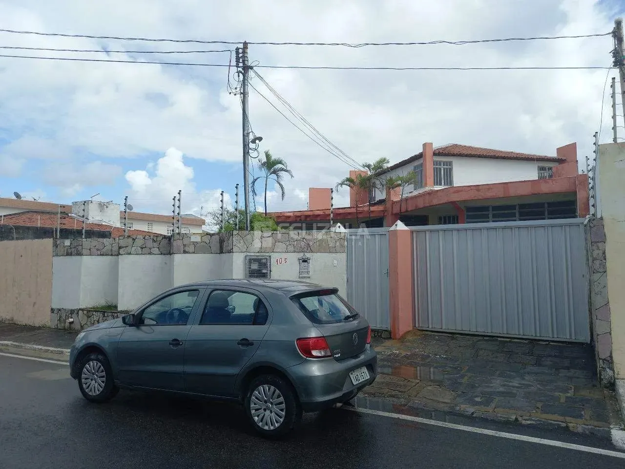 Casa para aluguel na Atalaia- 4/4 , 02 salas, suítes , 02 varandas, cozinha, DCE, garagem.
