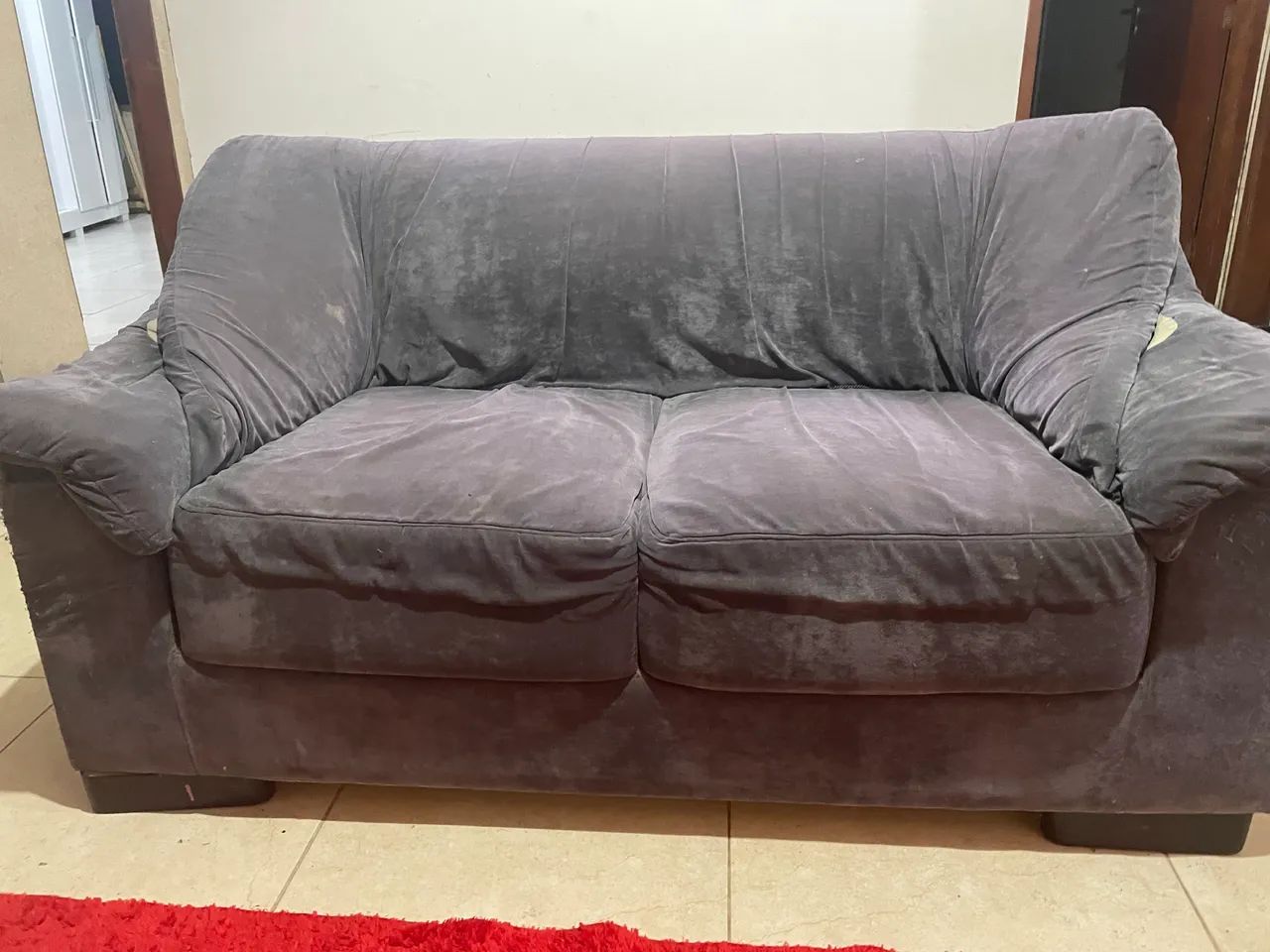 Sofá de 2 lugares cinza