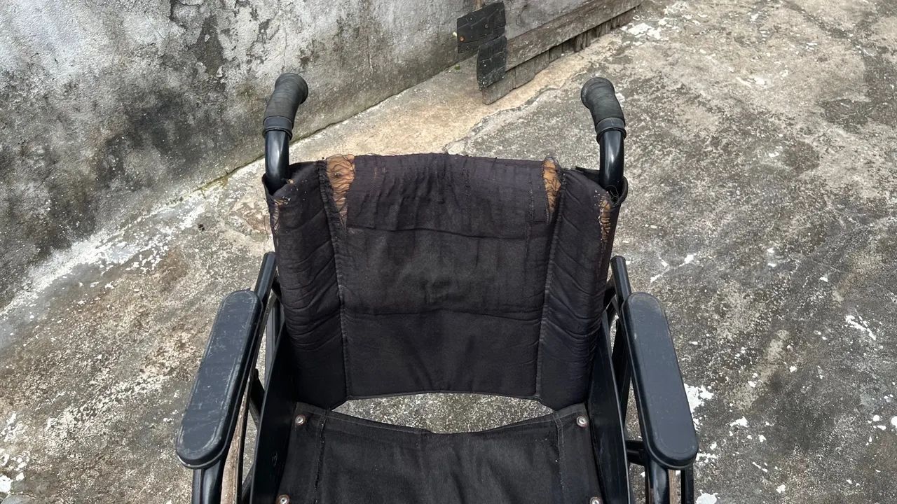 Vendo Cadeira de Rodas - Foto 3