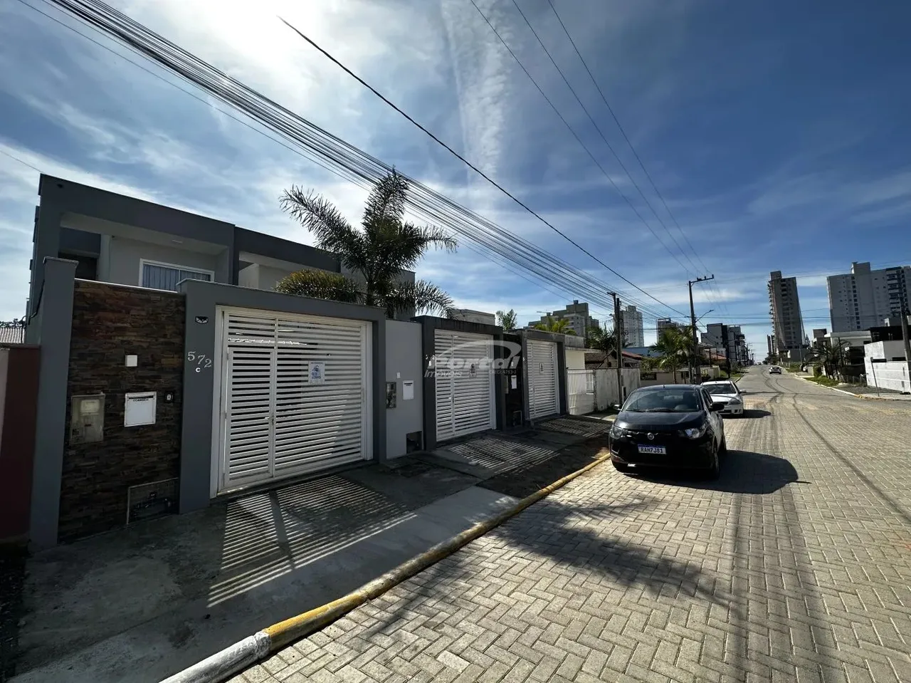 Casa alto padrão, mobiliada, com 2 suítes a cerca de 400 metros do mar no bairro Itacolomi