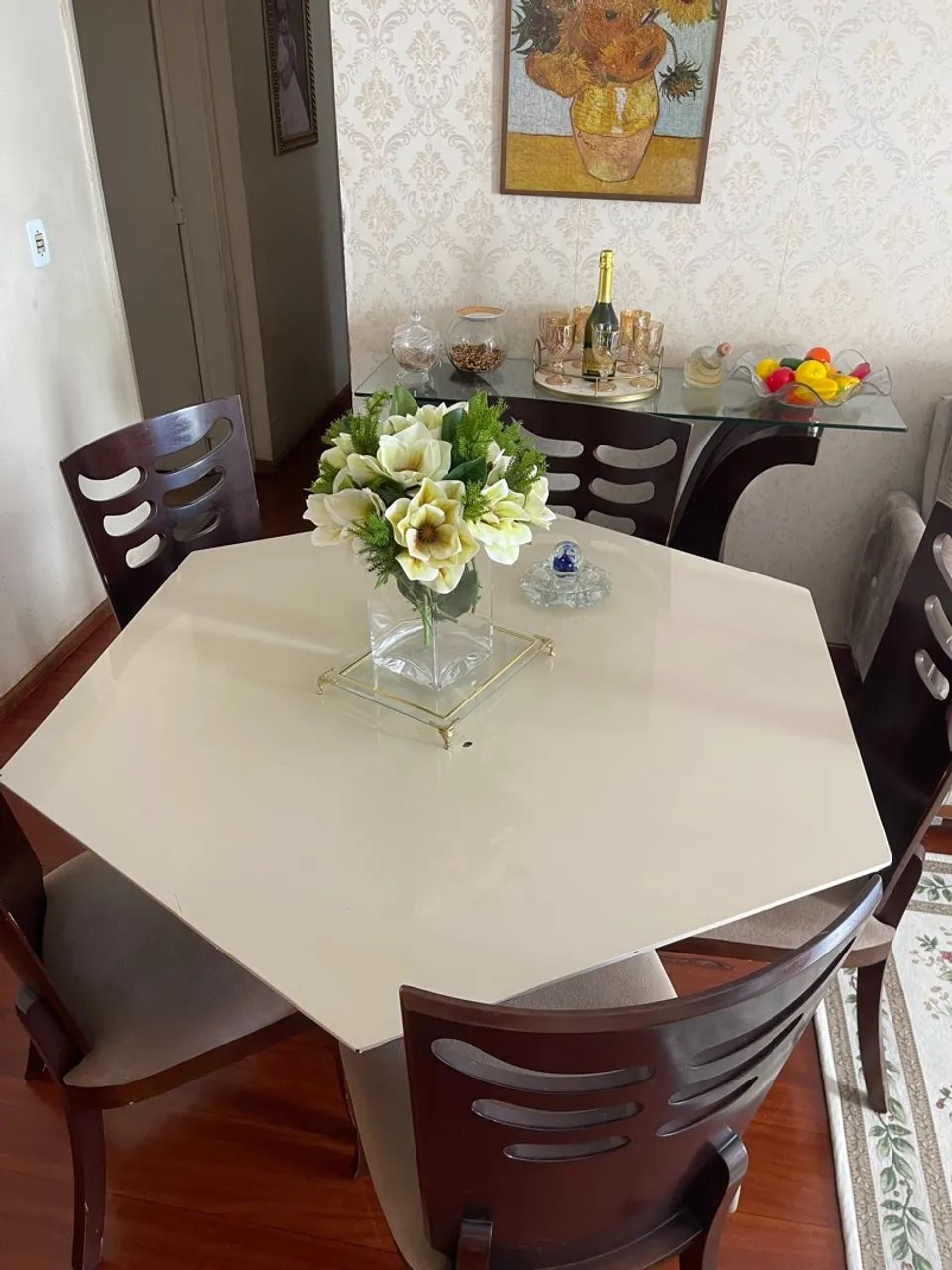 Mesa de Jantar Hexagonal com tampo de vidro e pé de mármore 