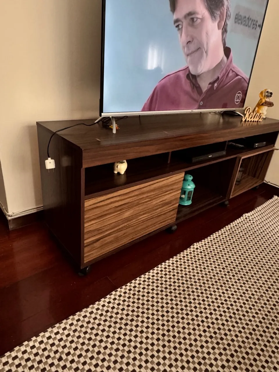 Rack de Madeira Elegante para TV