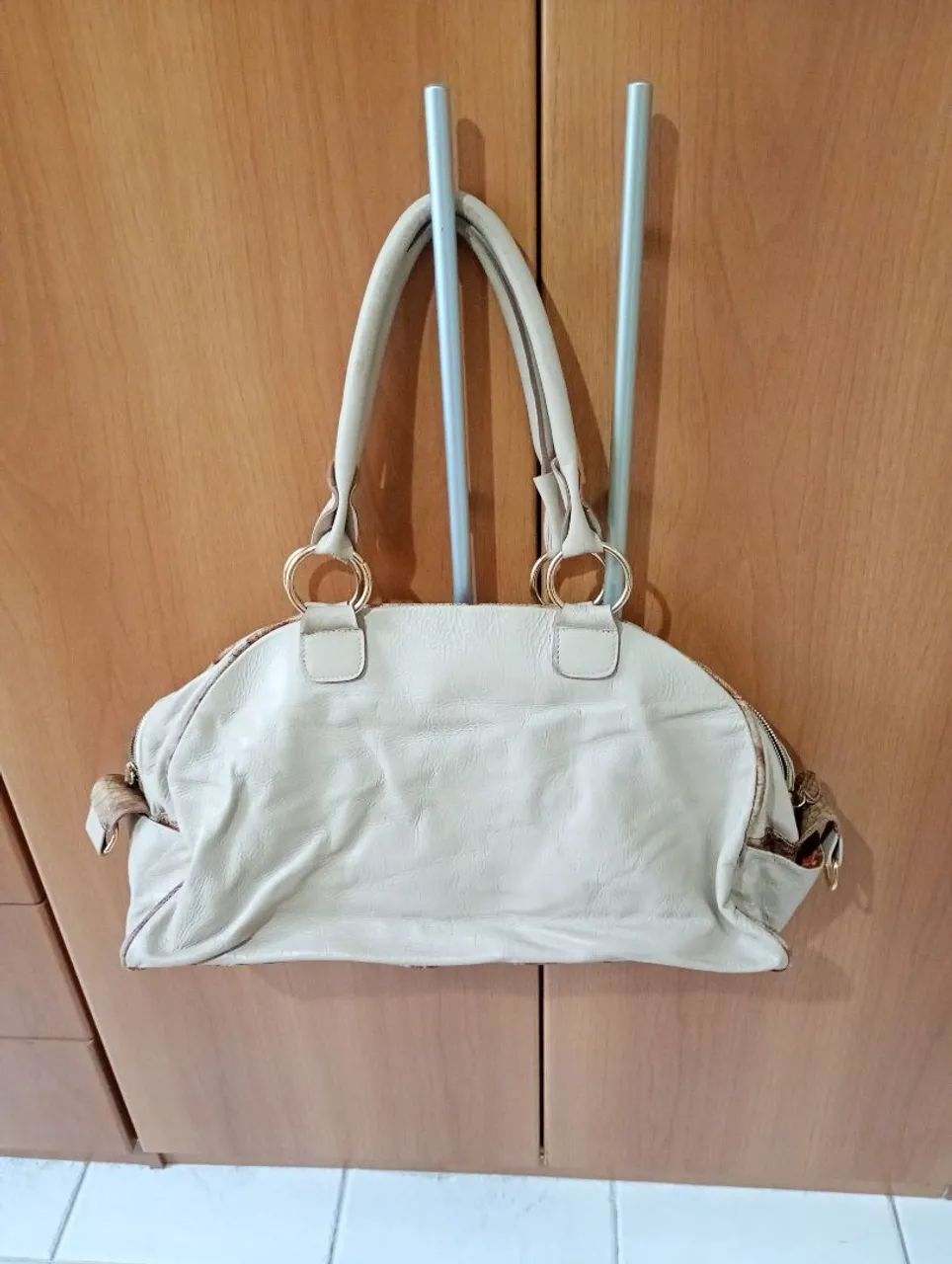 Bolsa de mão elegante com detalhes - Foto 3
