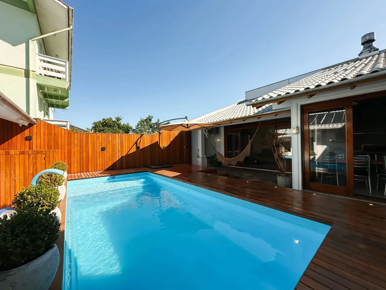 Casa mobiliada com piscina no Santa Helena!