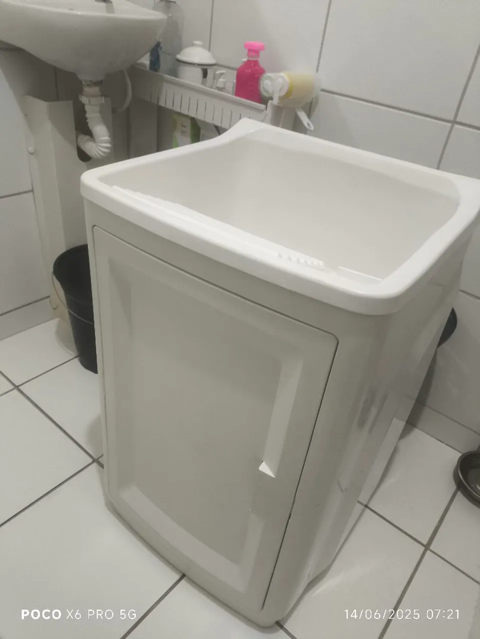 Tanque de plástico com gabinete
