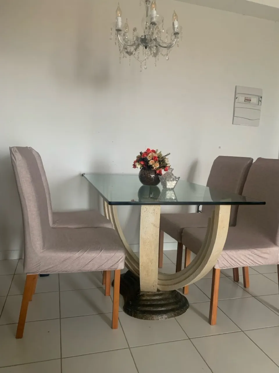 Mesa de Jantar com Tampo de Vidro e Design Moderno