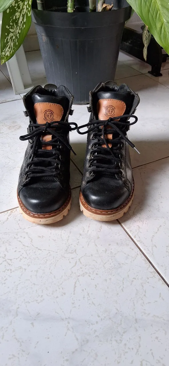 Botas de Couro West Coast, cano médio, tamanho 40.