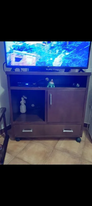 Rack para TV com 2 gavetas e 1 porta